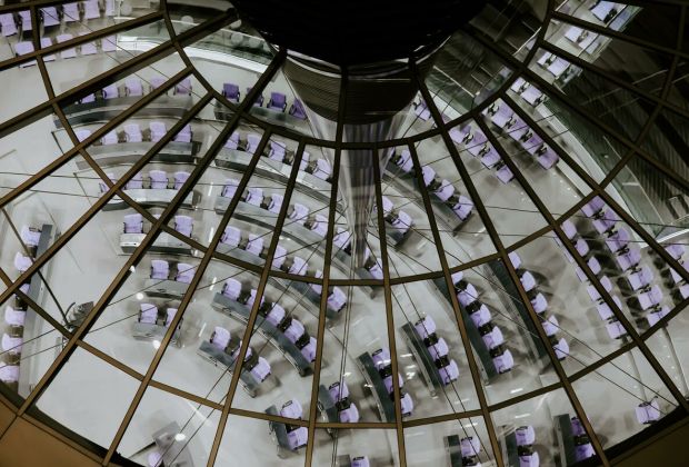 Blick von der Kuppel des Bundestages in den Plenarsaal